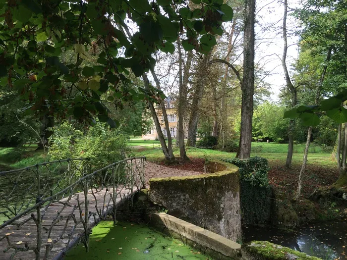 Vestiges de château fort et arbres bicentenaires Parc du château de Preisch Basse-Rentgen