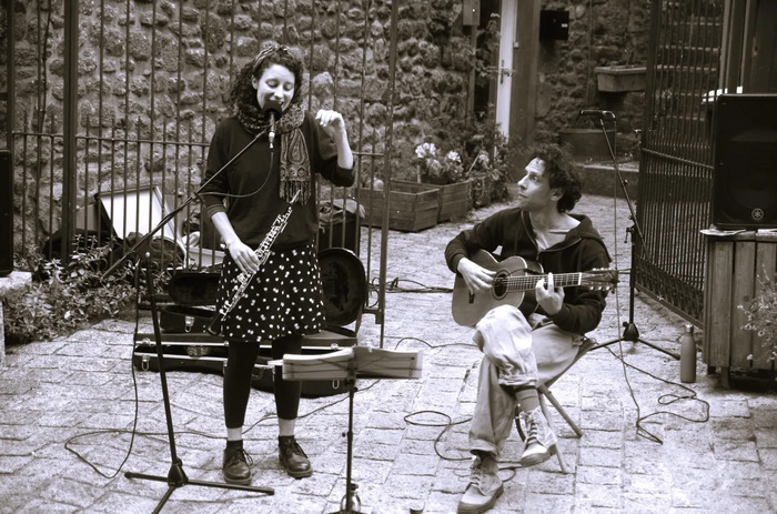 Petì Petà en concert folk poétique chez Virginie Petite maison de village proche Villefranche-sur-Saône Sainte-Euphémie