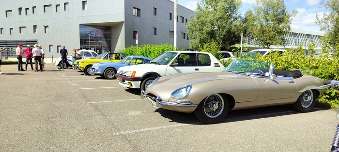 Rassemblement mensuel des voitures anciennes de l'Aube Parking de l'UTT Rosières-près-Troyes