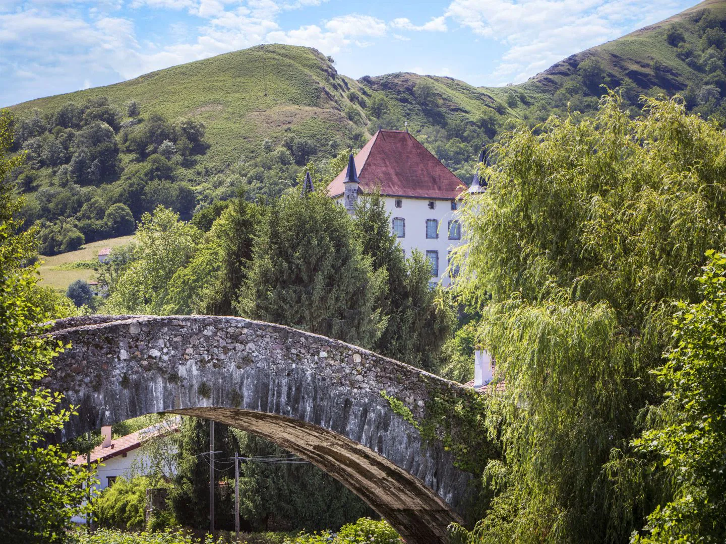 Visite du bourg de Baigorri en basque par l'animateur de Mehaka. Baigorriko bisita