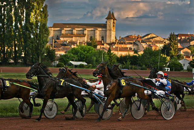 Courses hippiques en nocturne Villeréal