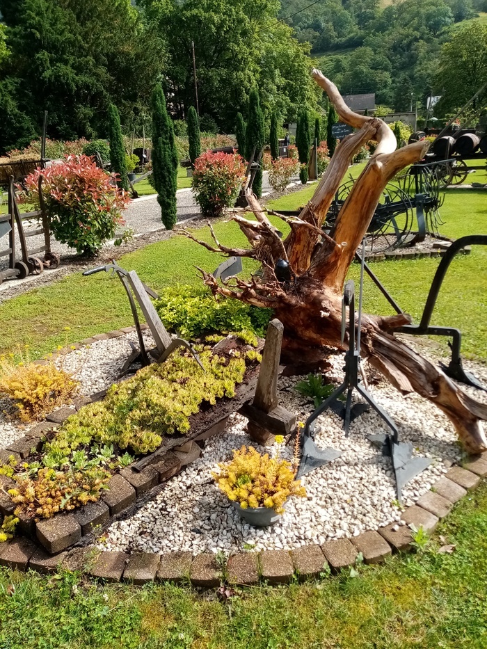 Visite d'un jardin orné de matériel agricole ancien Jardin Kaemmerlen Willer-sur-Thur