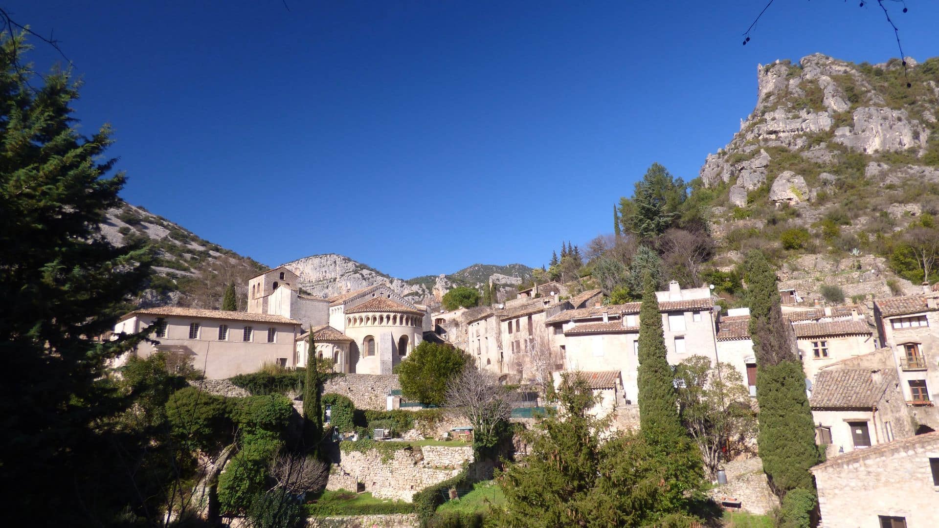 DE LODÈVE À SAINT-GUILHEM-LE-DÉSERT SUR LE GR®653 VOIE D'ARLES VERS COMPOSTELLE Lodève Occitanie