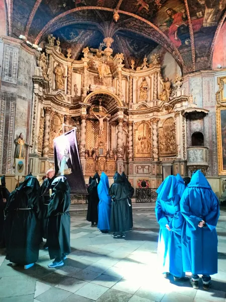 Procession des Pénitents Noirs et Bleus à Villefranche-de-Rouergue