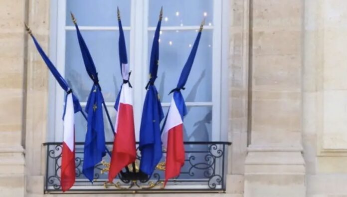 mise en berne des drapeaux pour le pape François