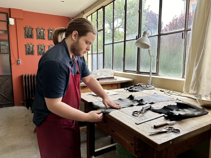 Journée internationale du PCI :  portes-ouvertes 1ere formation CAP maroquinerie option ganterie en Pays de Millau Ensemble Scolaire Jeanne d'Arc Millau