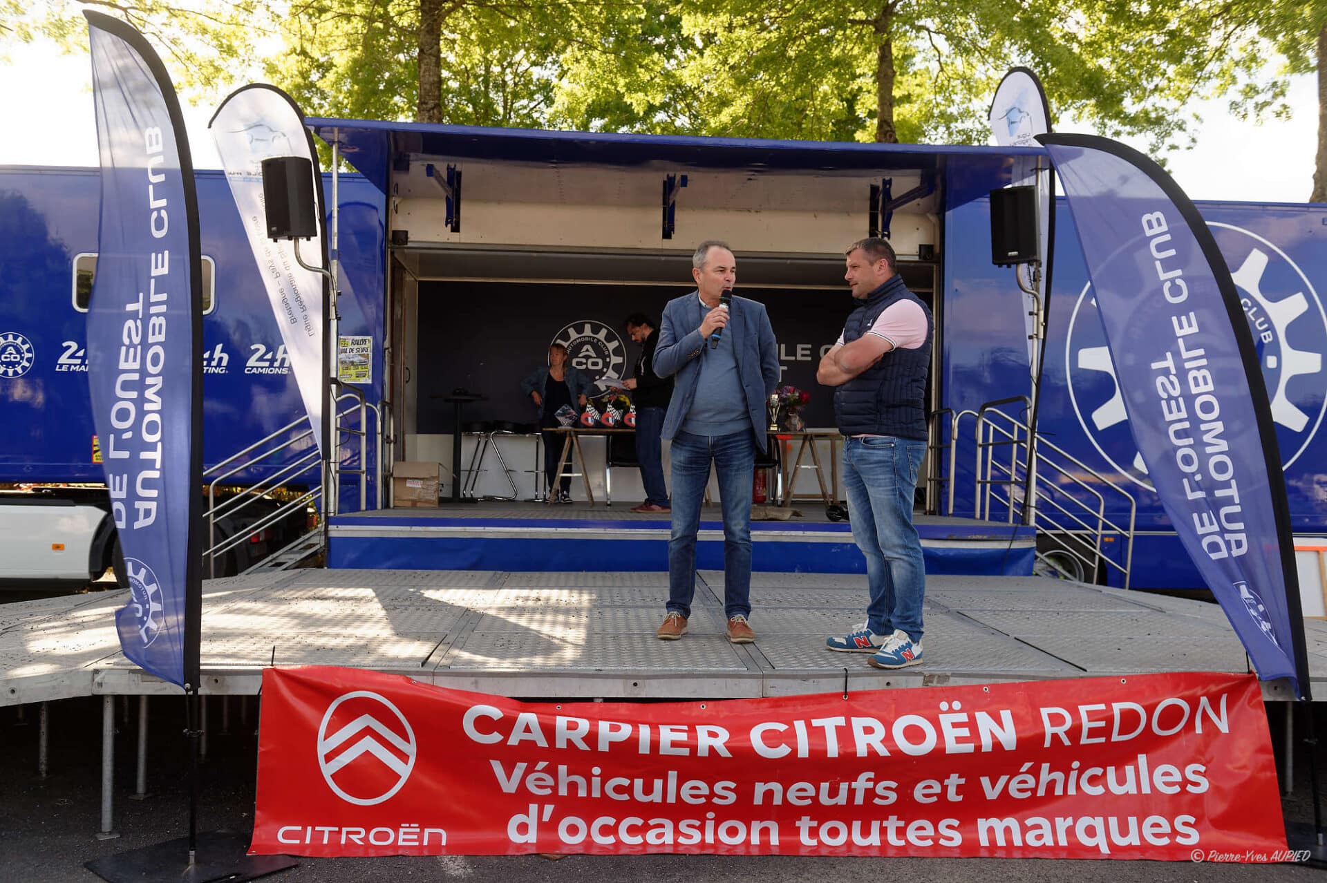 Le maire de Pluherlin Jean-Pierre GALUDEC avec Julien le MENELEC