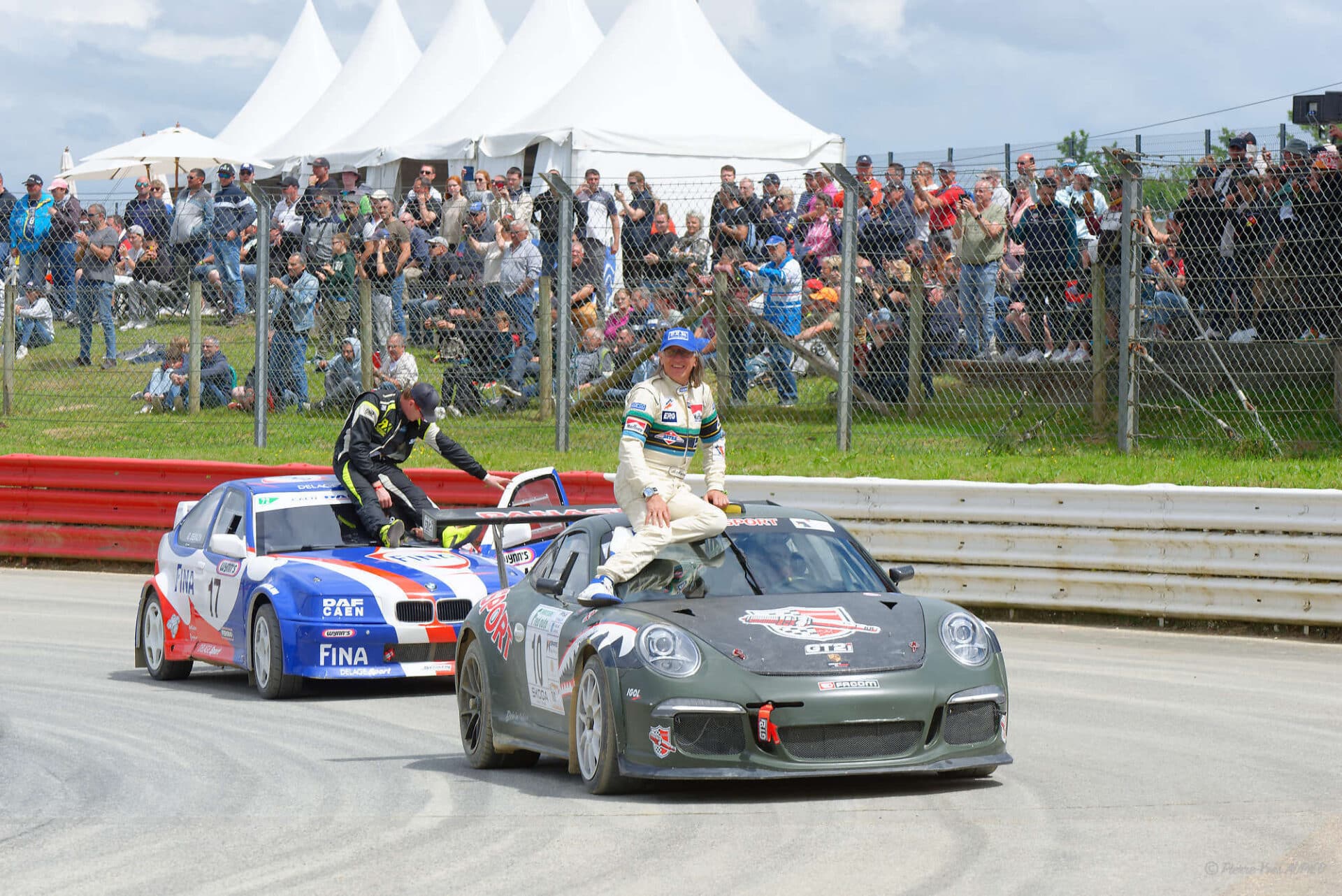 Raul MARCHISIO (MC) lors de la parade des pilotes sur le circuit du Rallycross au Lohéac Legend Festival 2025