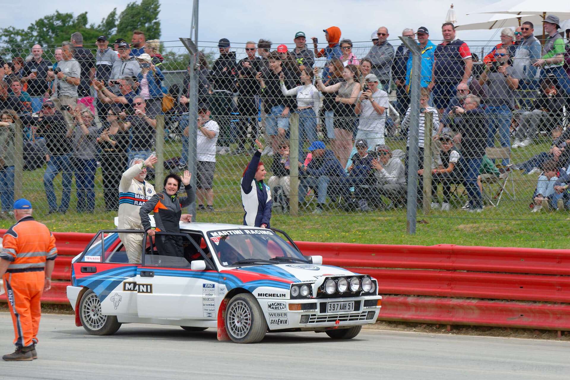 Dominique et Laura CAMERINO  lors de la parade des pilotes sur le circuit du Rallycross au Lohéac Legend Festival 2025