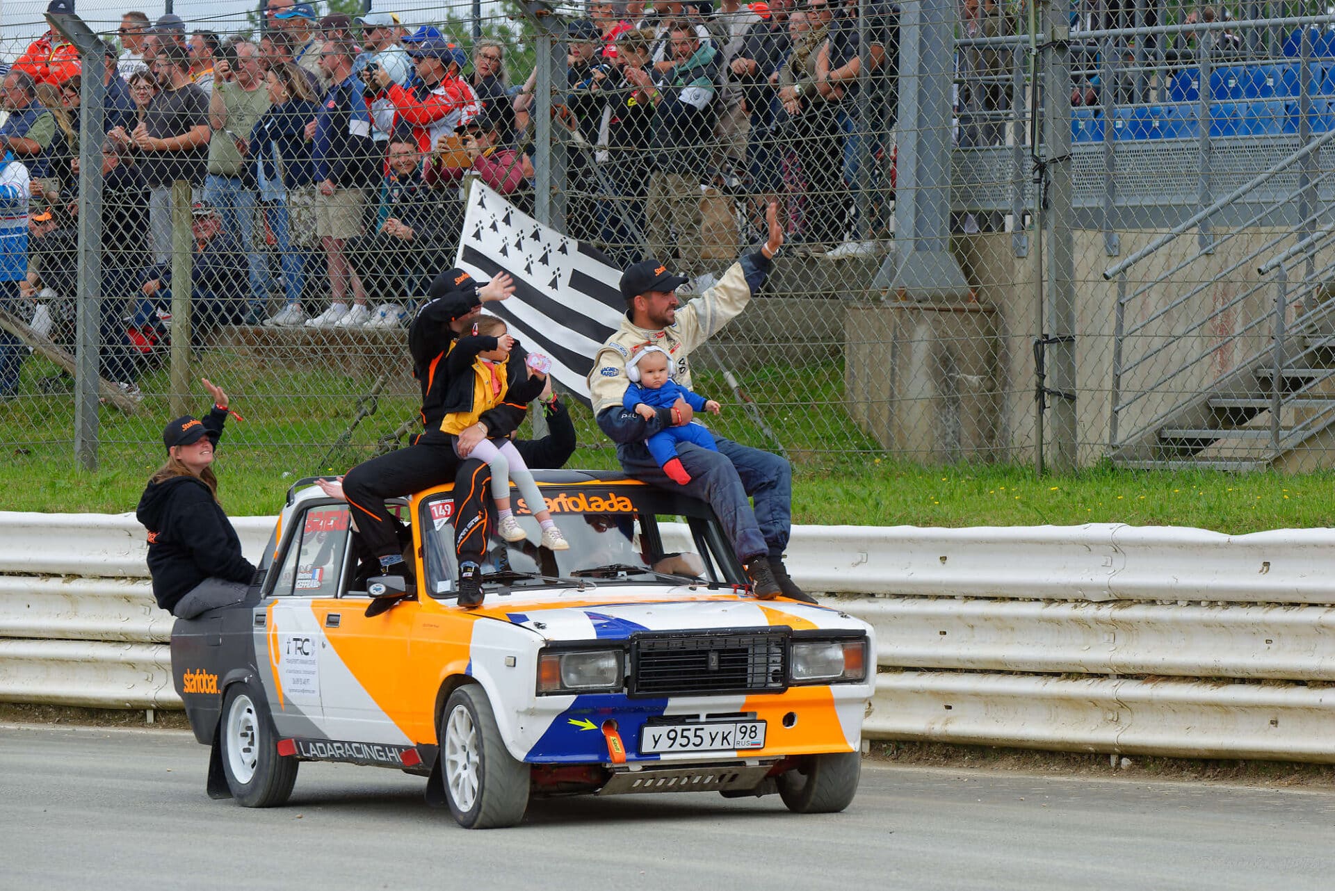 Mathieu GEFFRAY (F) lors de la parade des pilotes sur le circuit du Rallycross au Lohéac Legend Festival 2025