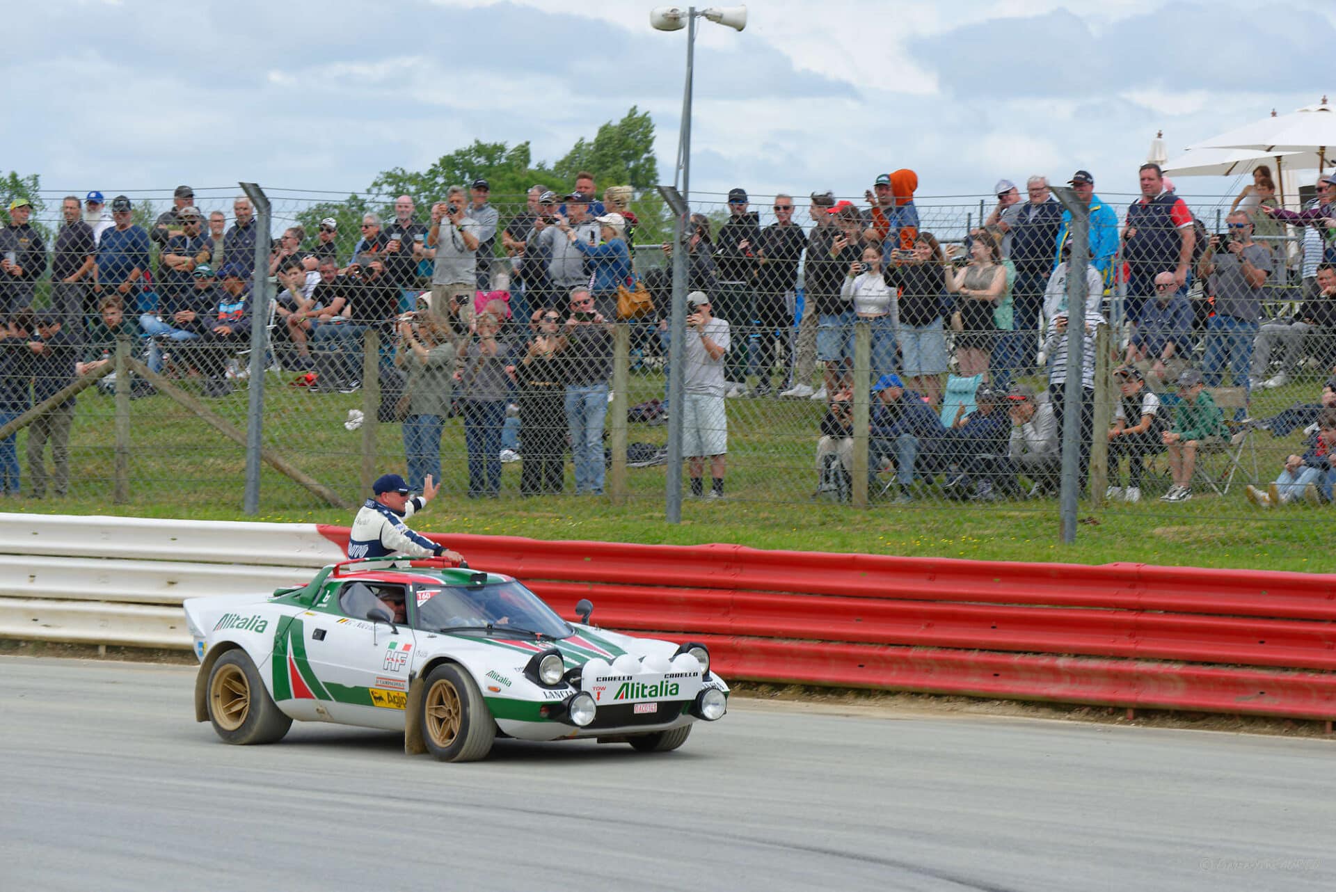 Gérard NICOLAÏ (B) lors de la parade des pilotes sur le circuit du Rallycross au Lohéac Legend Festival 2025