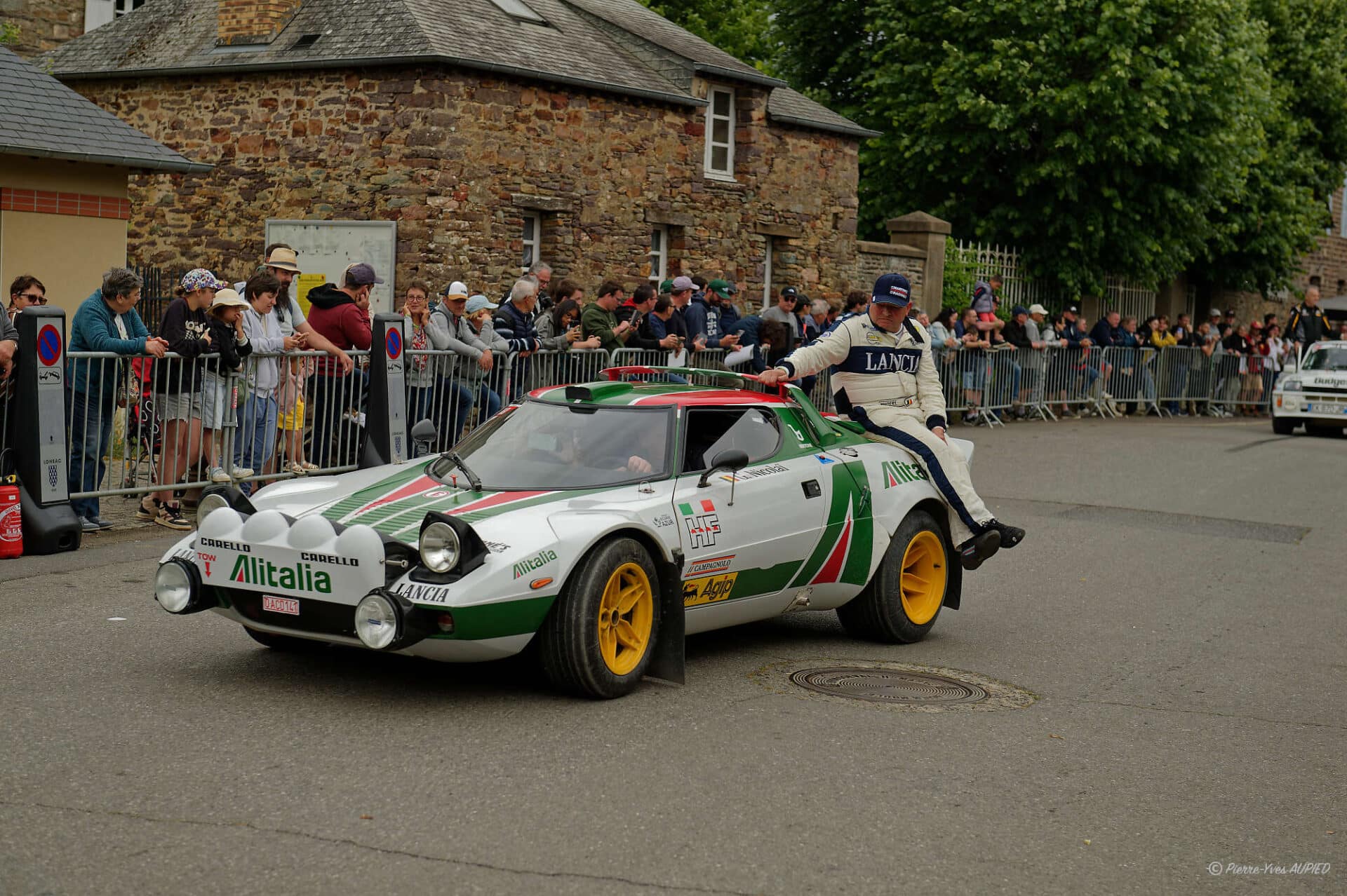 Gérard NICOLAÏ (B) lors de la parade des pilotes au Lohéac Legend festival 2025
