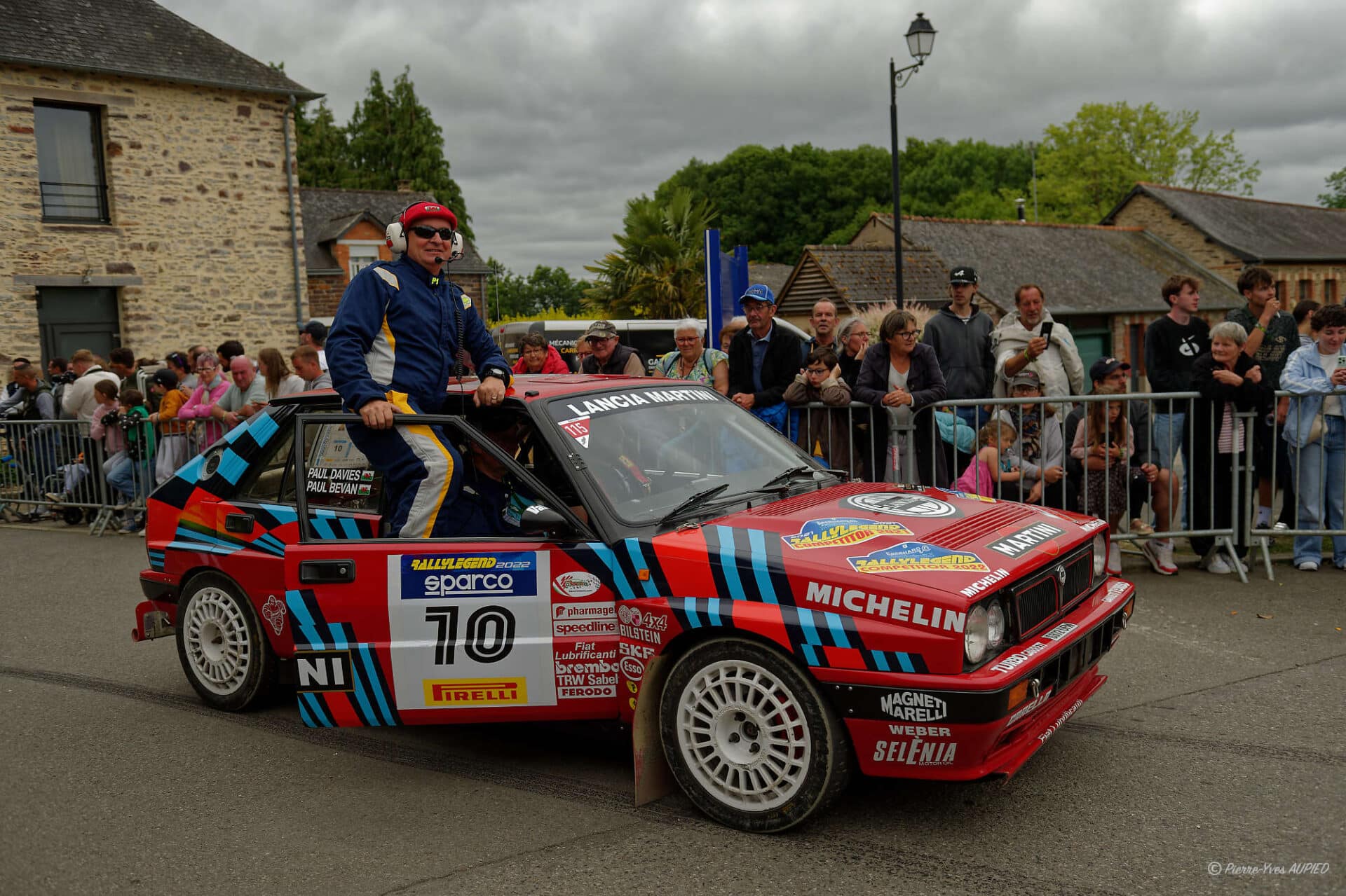 Paul DAVIES (GB) lors de la parade des pilotes au Lohéac Legend festival 2025