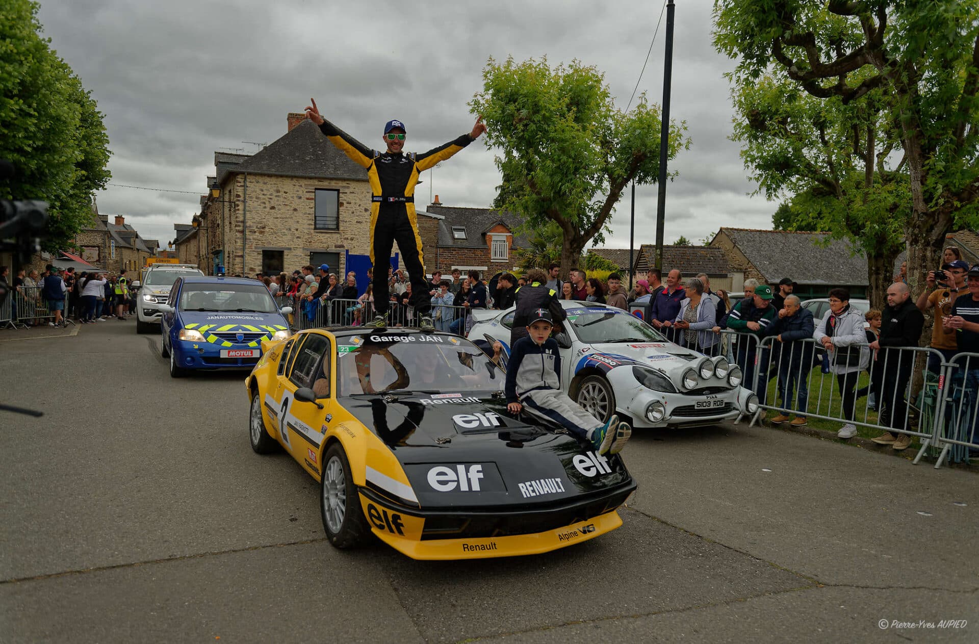 Anthony JAN (F) lors de la parade des pilotes au Lohéac Legend festival 2025