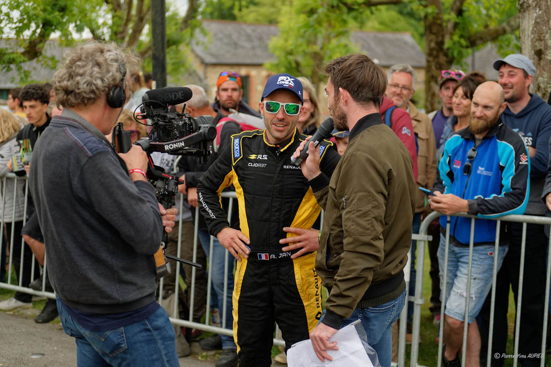 Le pilote Anthony JAN interviewé par le speaker de la parade du Lohéac Legend Festival  