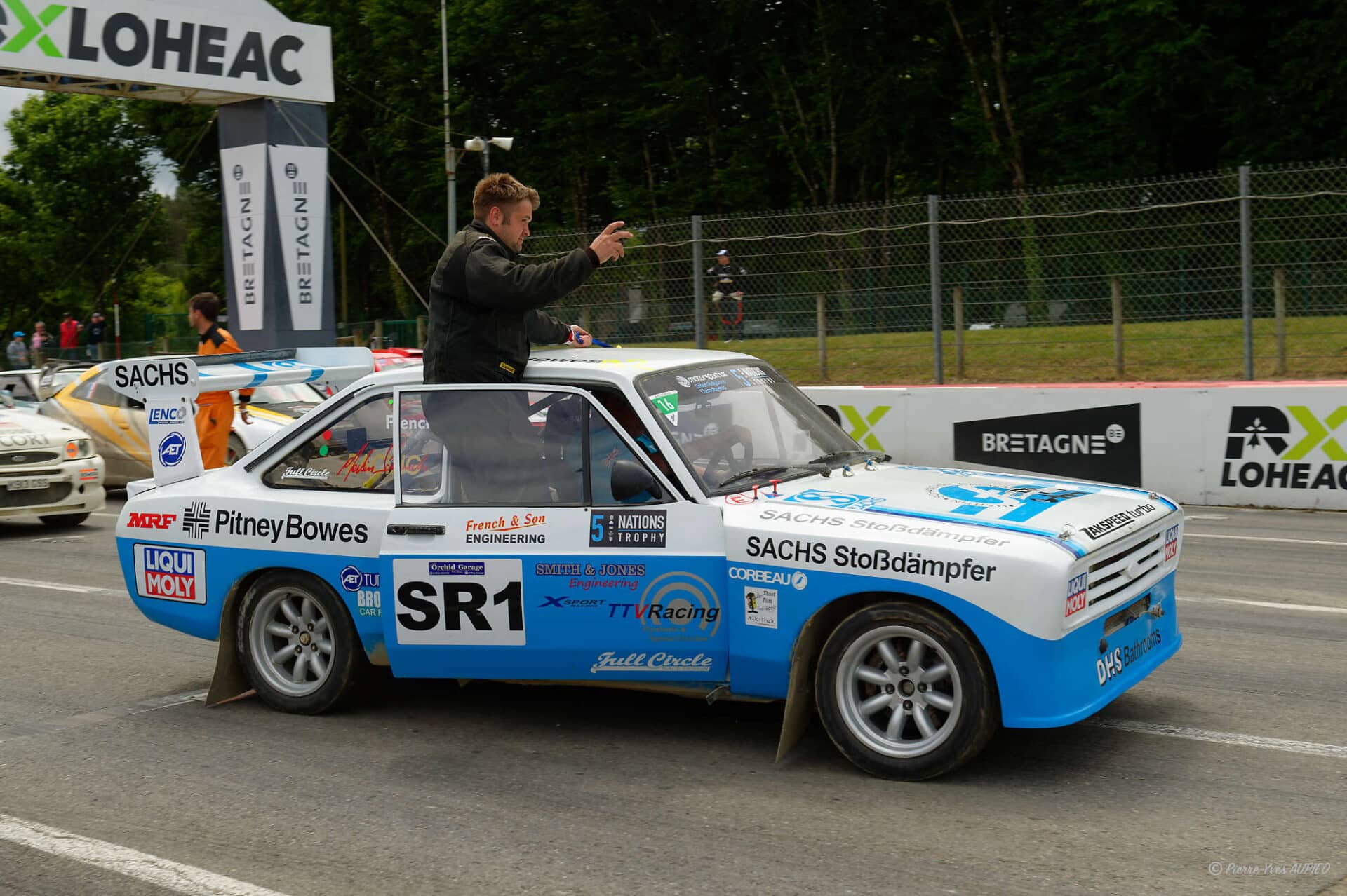 Charles FRENCH (GB) lors de la parade des pilotes sur le circuit du Rallycross au Lohéac Legend Festival 2025