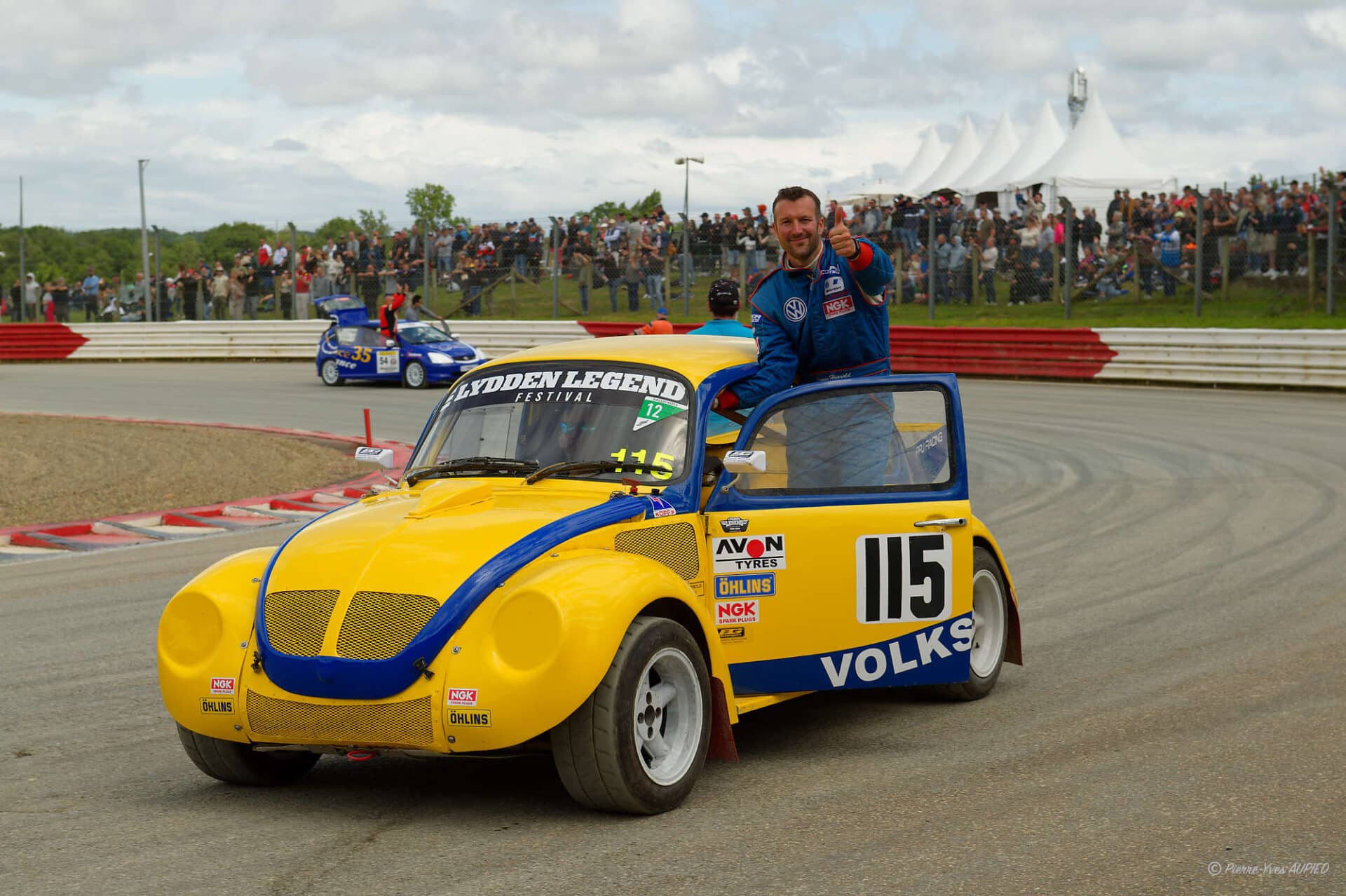 James HARROLD (GB) lors de la parade des pilotes sur le circuit du Rallycross au Lohéac Legend Festival 2025
