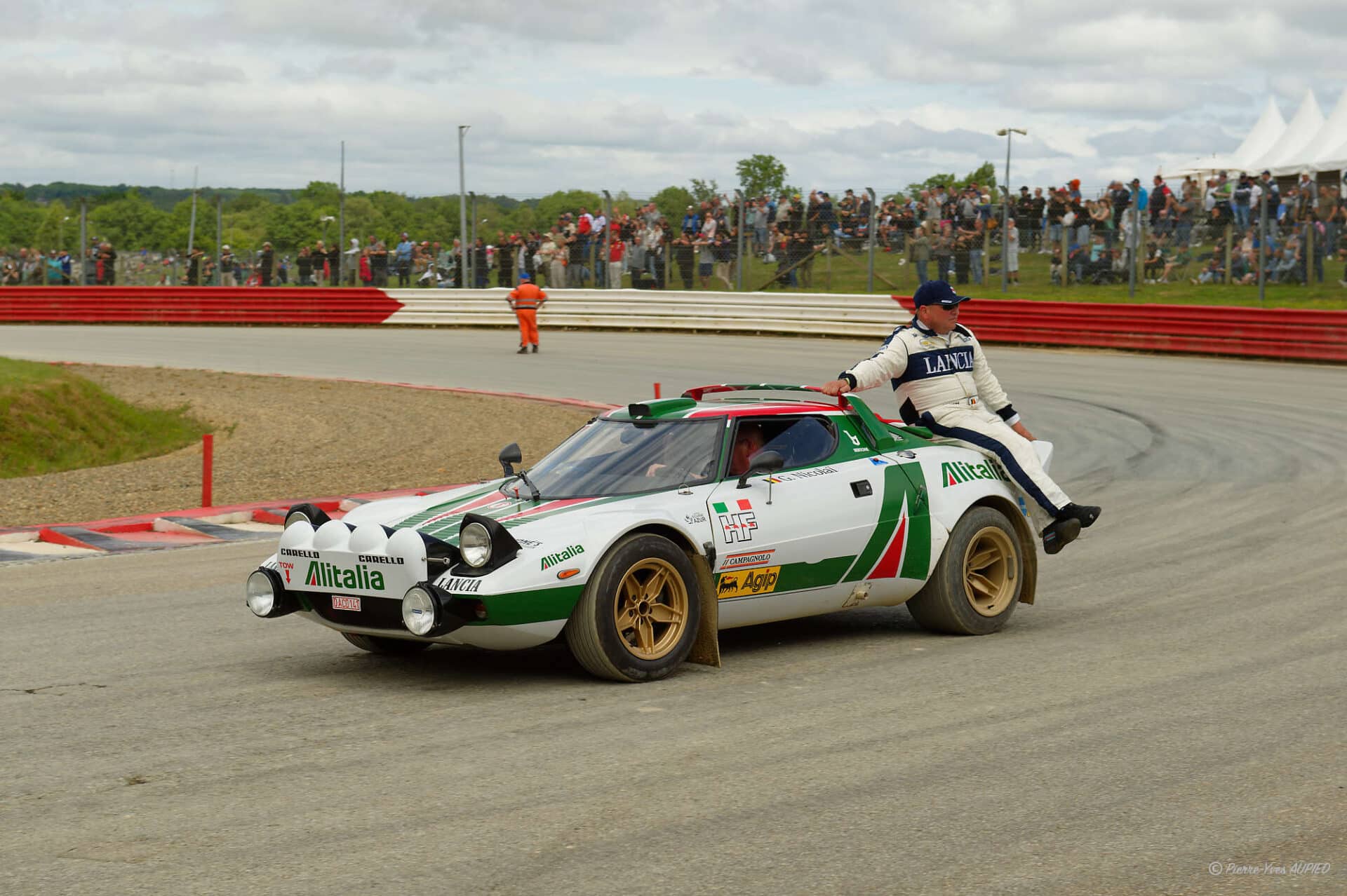 Gérard NICOLAÏ (B) lors de la parade des pilotes sur le circuit du Rallycross au Lohéac Legend Festival 2025