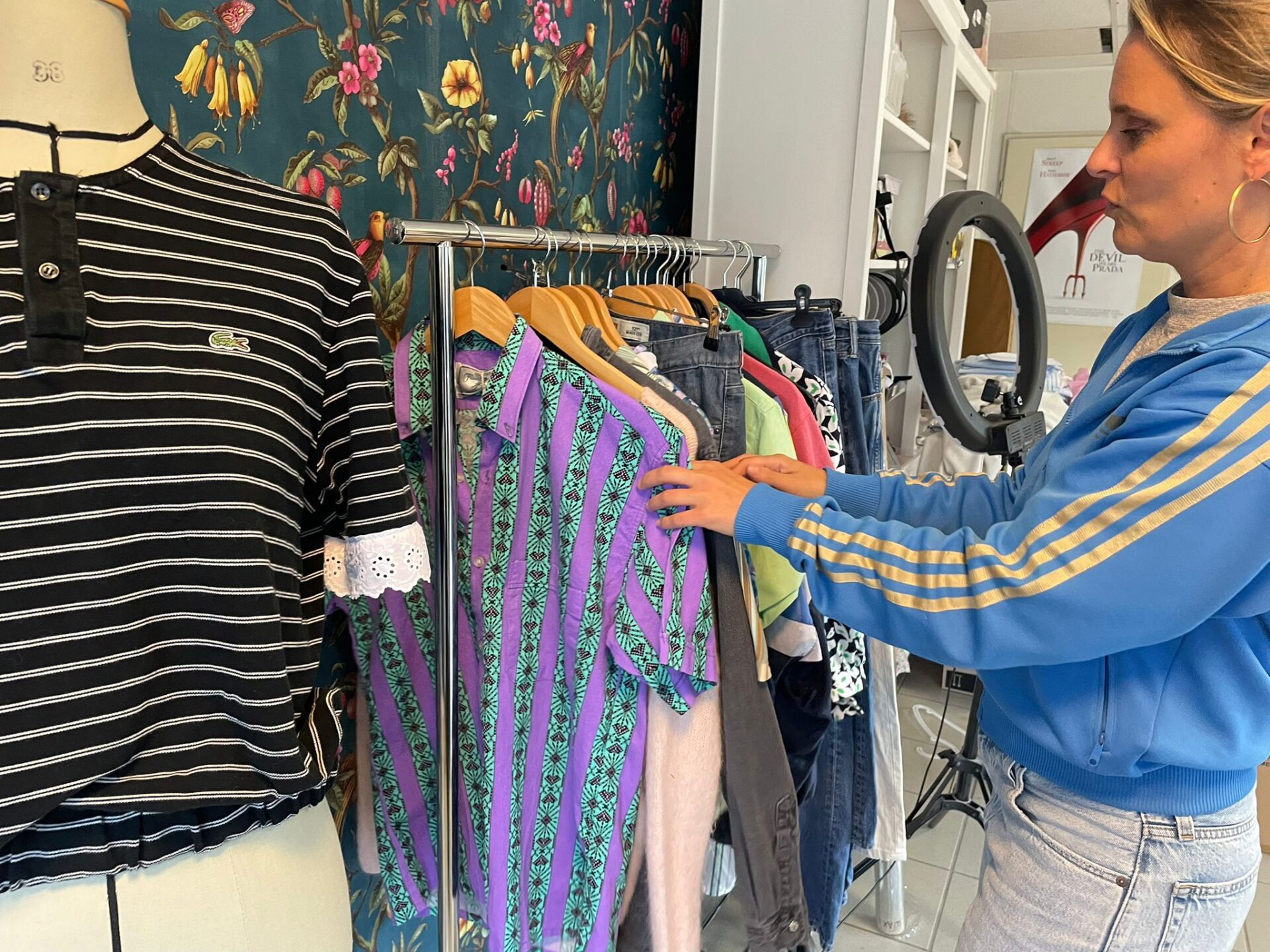 Carole devant ses créations d'upcycling 