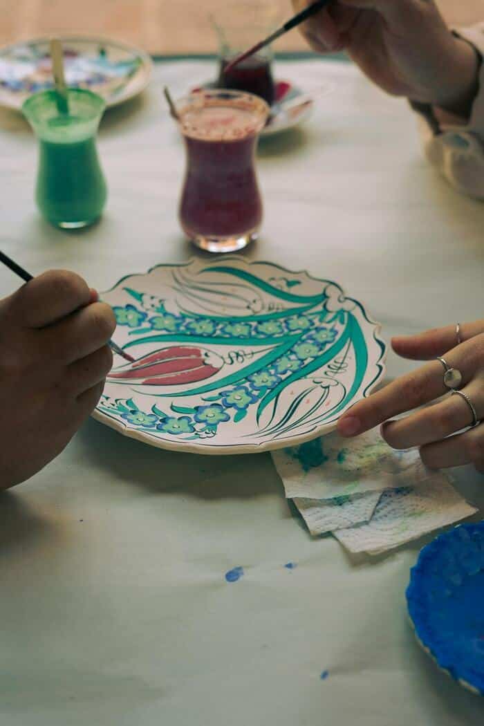 Pinceaux et faïences une visite-atelier pour tous!