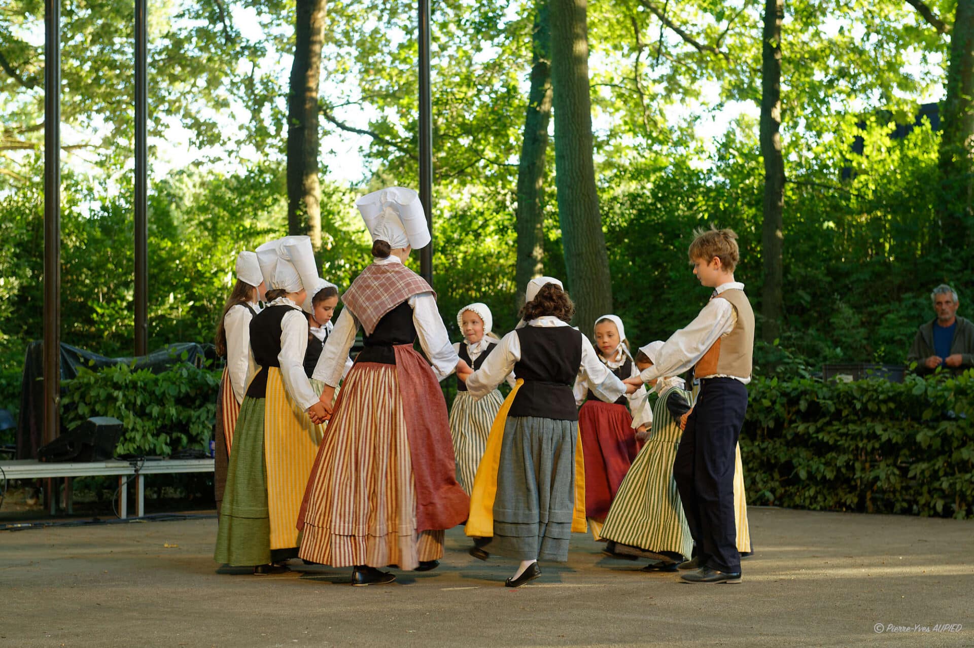 Les jeunes du Cercle Celtique d'Outre-Ille de Saint Grégoire aux Mercredis du Thabor de Rennes le 2 Juillet 2025