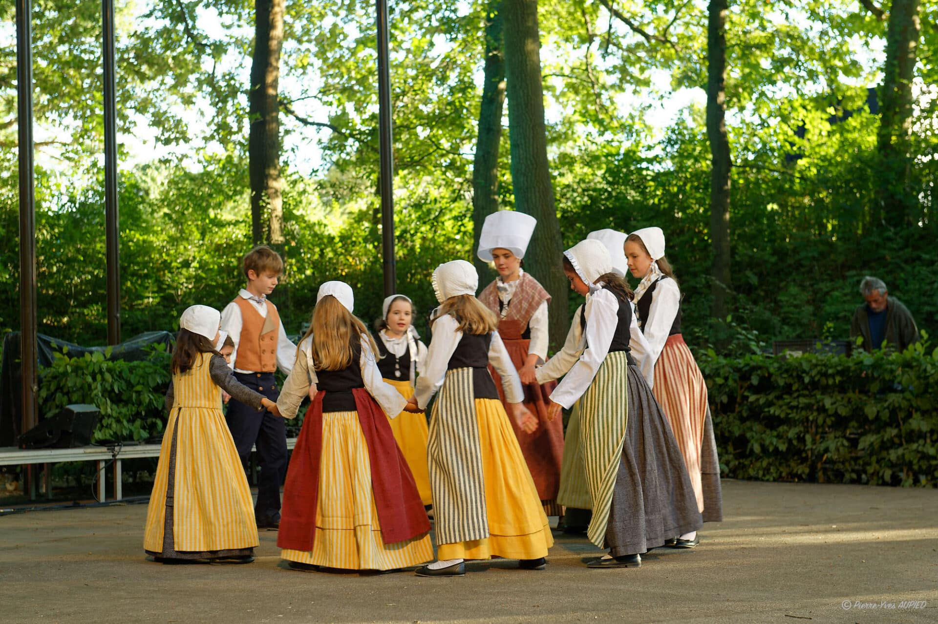 Les jeunes du Cercle Celtique d'Outre-Ille de Saint Grégoire aux Mercredis du Thabor de Rennes le 2 Juillet 2025