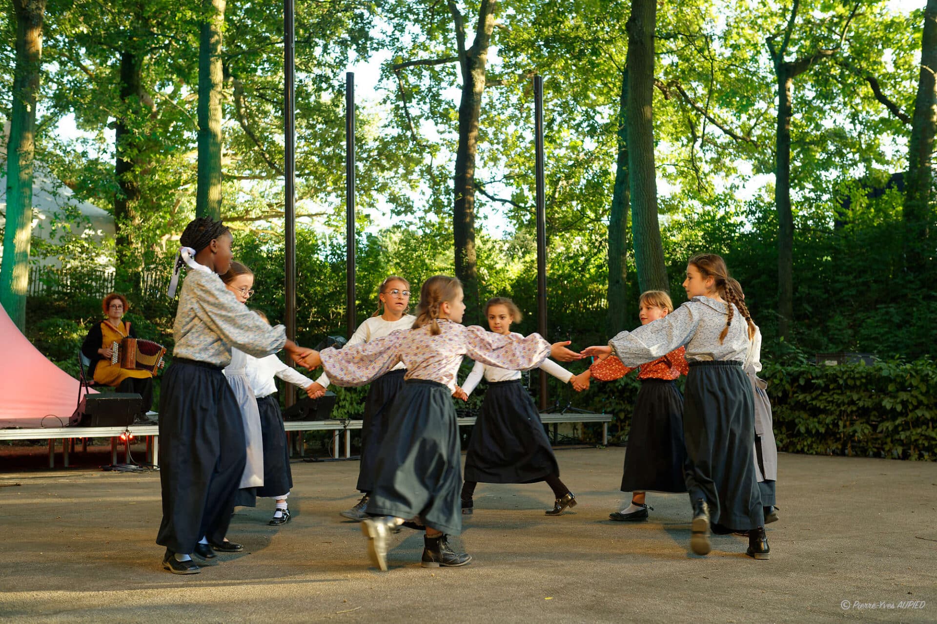 Les enfants du Cercle Celtique de Québriac aux Mercredis du Thabor de Rennes le 2 Juillet 2025