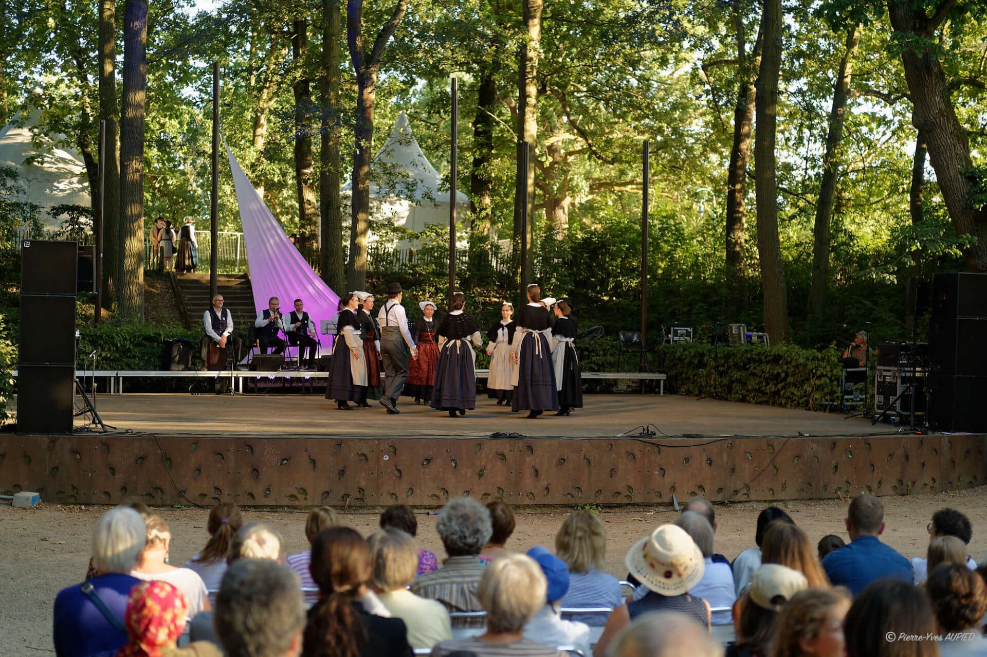 le Cercle Celtique de Pont-Péan lors de la seconde soirée des. Mercredis du Thabor le 9 Juillet 2025 à Rennes