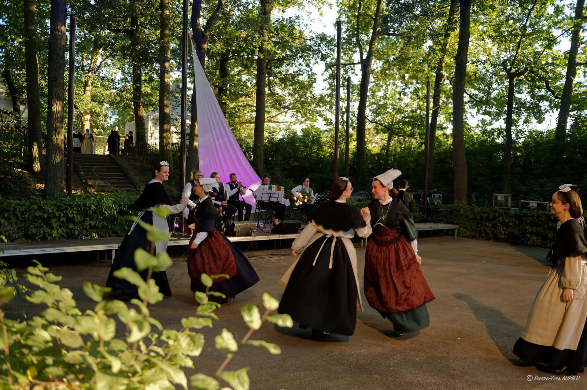 le Cercle Celtique de Pont-Péan lors de la seconde soirée des. Mercredis du Thabor le 9 Juillet 2025 à Rennes