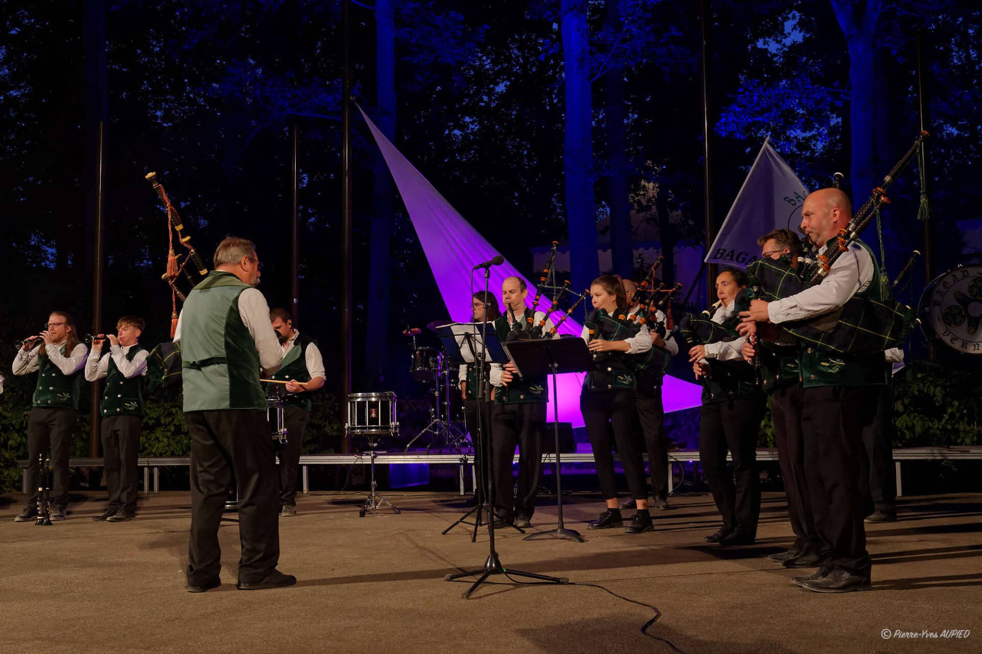 Le Bagad Kadoudal de Vern sur Seiche lors de la seconde soirée des. Mercredis du Thabor le 9 Juillet 2025 à Rennes