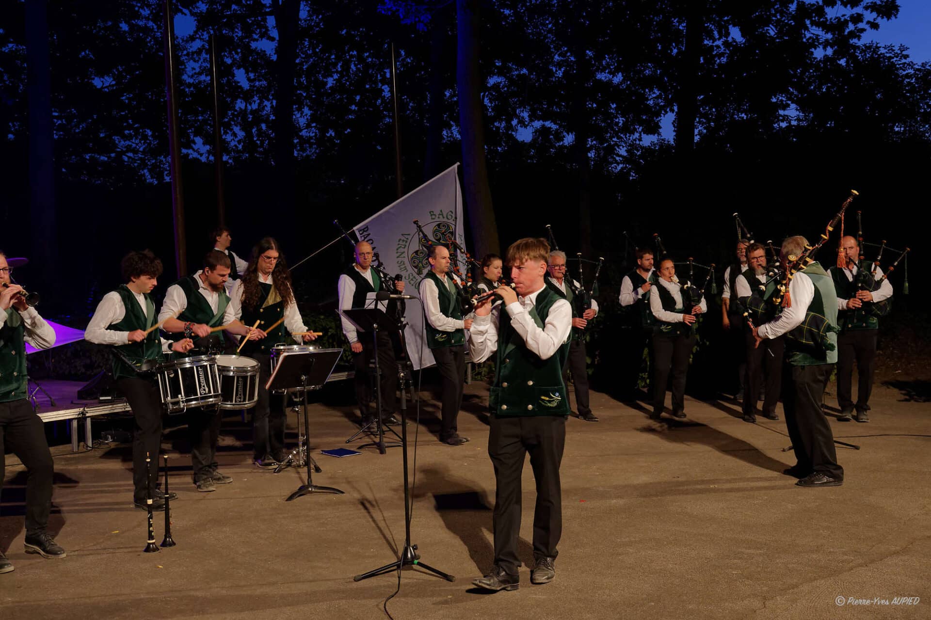 Le Bagad Kadoudal de Vern sur Seiche lors de la seconde soirée des. Mercredis du Thabor le 9 Juillet 2025 à Rennes