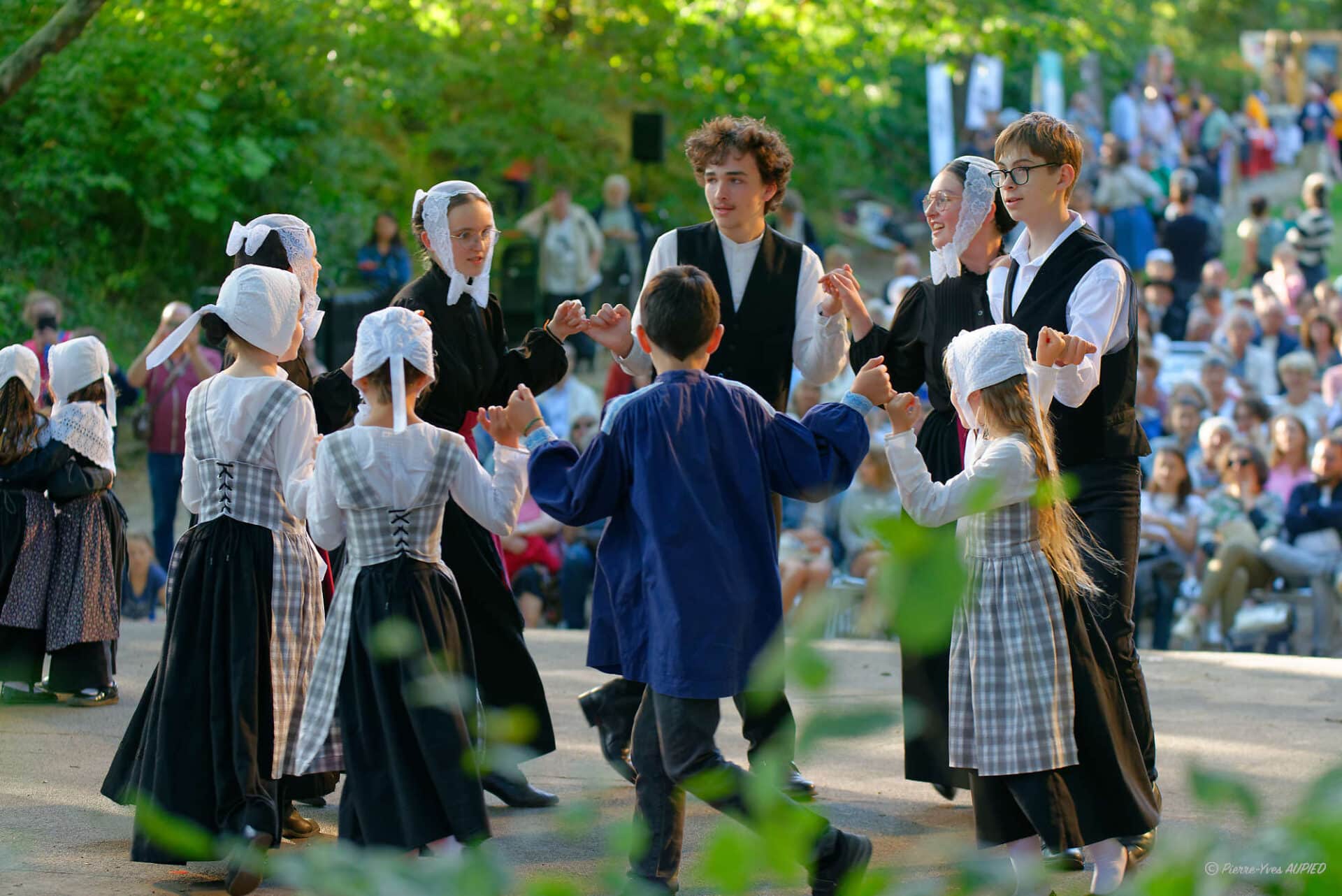 Les enfants du Cercle Celtique de Vern sur Seiche aux Mercredis du Thabor de Rennes le 2 Juillet 2025