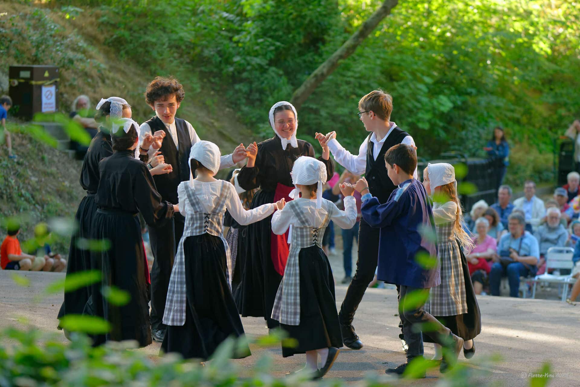 Les enfants du Cercle Celtique de Vern sur Seiche aux Mercredis du Thabor de Rennes le 2 Juillet 2025