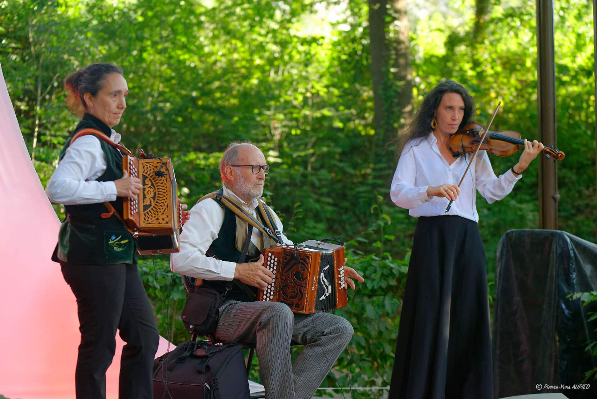 Les enfants du Cercle Celtique de Vern sur Seiche aux Mercredis du Thabor de Rennes le 2 Juillet 2025