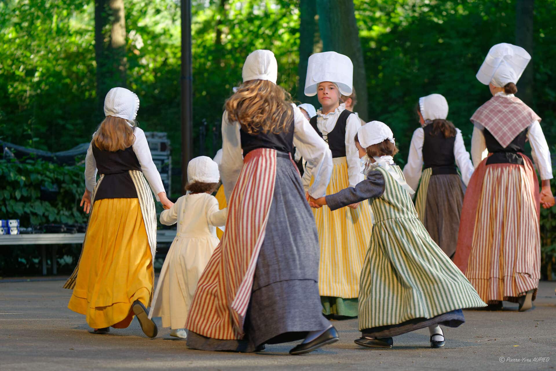 Les jeunes du Cercle Celtique d'Outre-Ille de Saint Grégoire aux Mercredis du Thabor de Rennes le 2 Juillet 2025