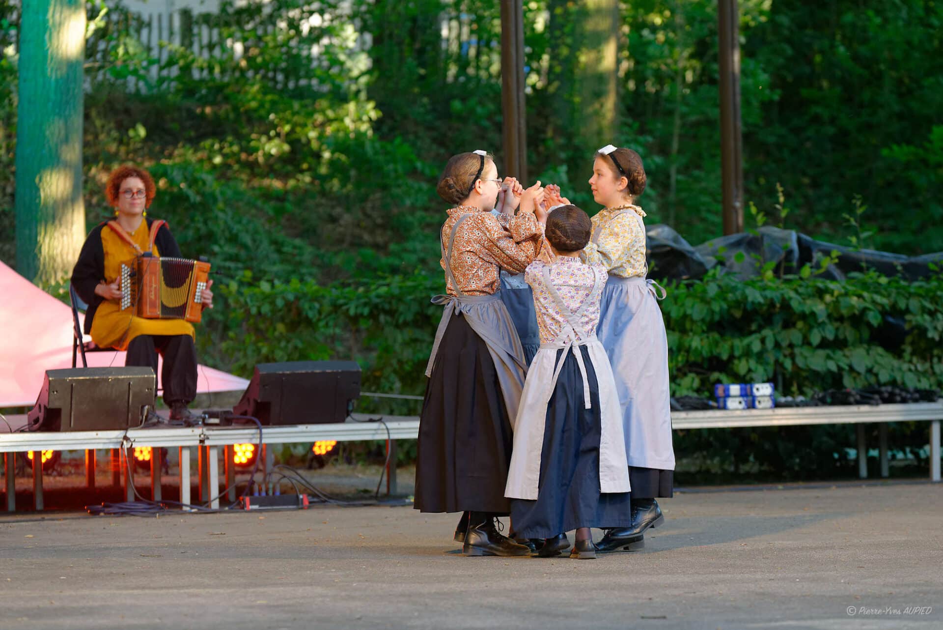 Les enfants du Cercle Celtique de Québriac aux Mercredis du Thabor de Rennes le 2 Juillet 2025