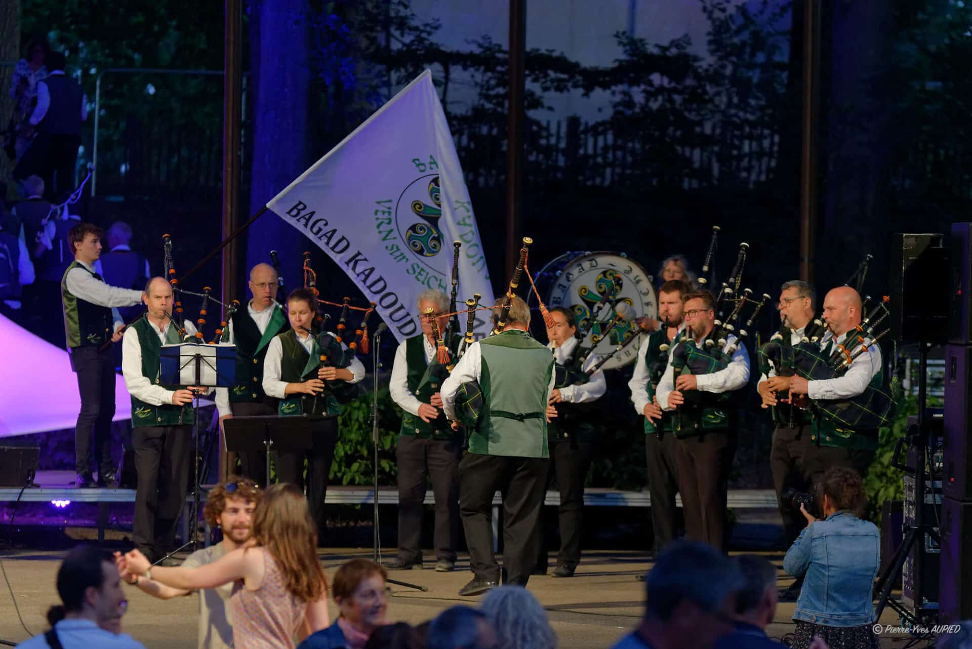 Le Bagad Kadoudal de Vern sur Seiche lors de la seconde soirée des. Mercredis du Thabor le 9 Juillet 2025 à Rennes
