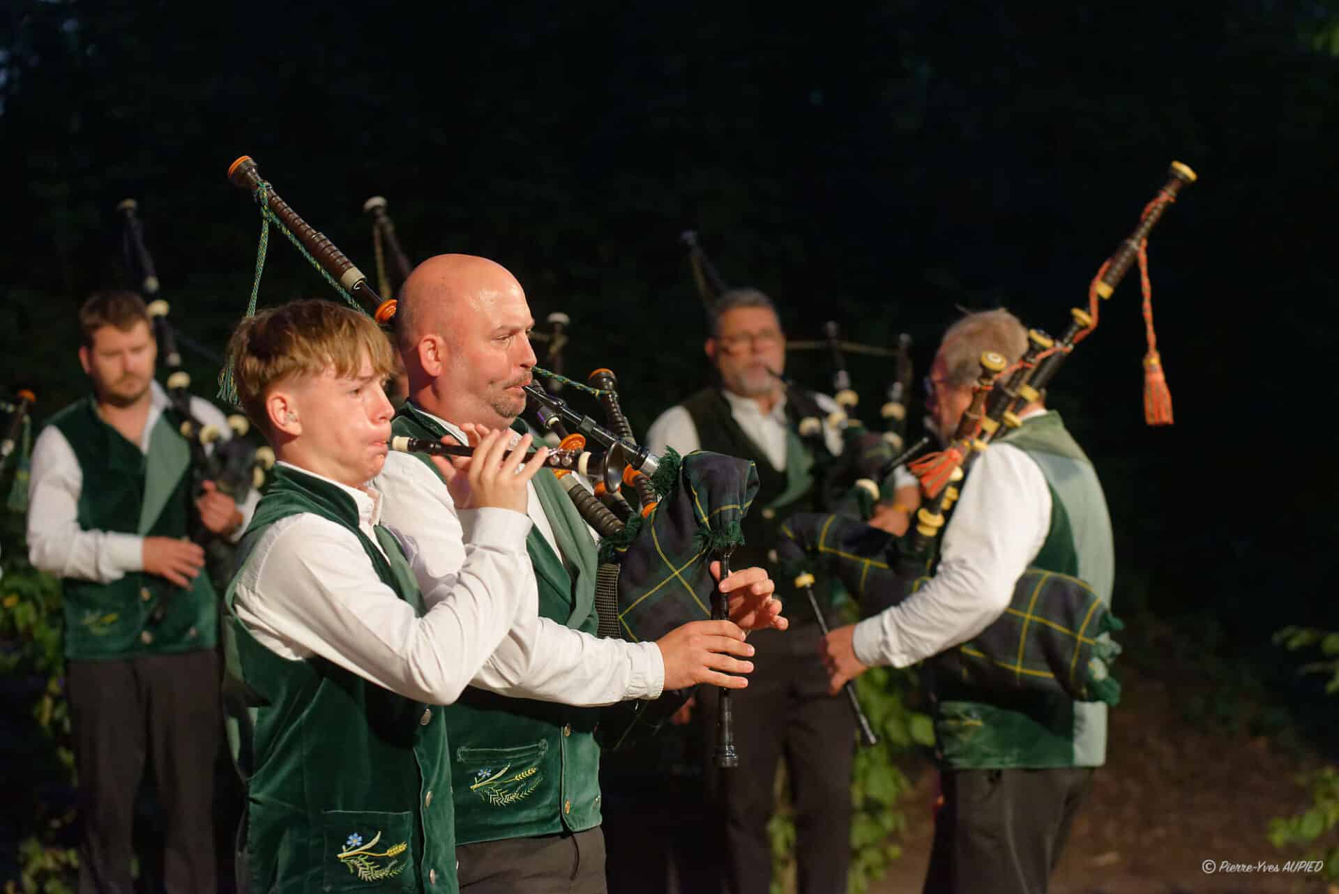 Le Bagad Kadoudal de Vern sur Seiche lors de la seconde soirée des. Mercredis du Thabor le 9 Juillet 2025 à Rennes