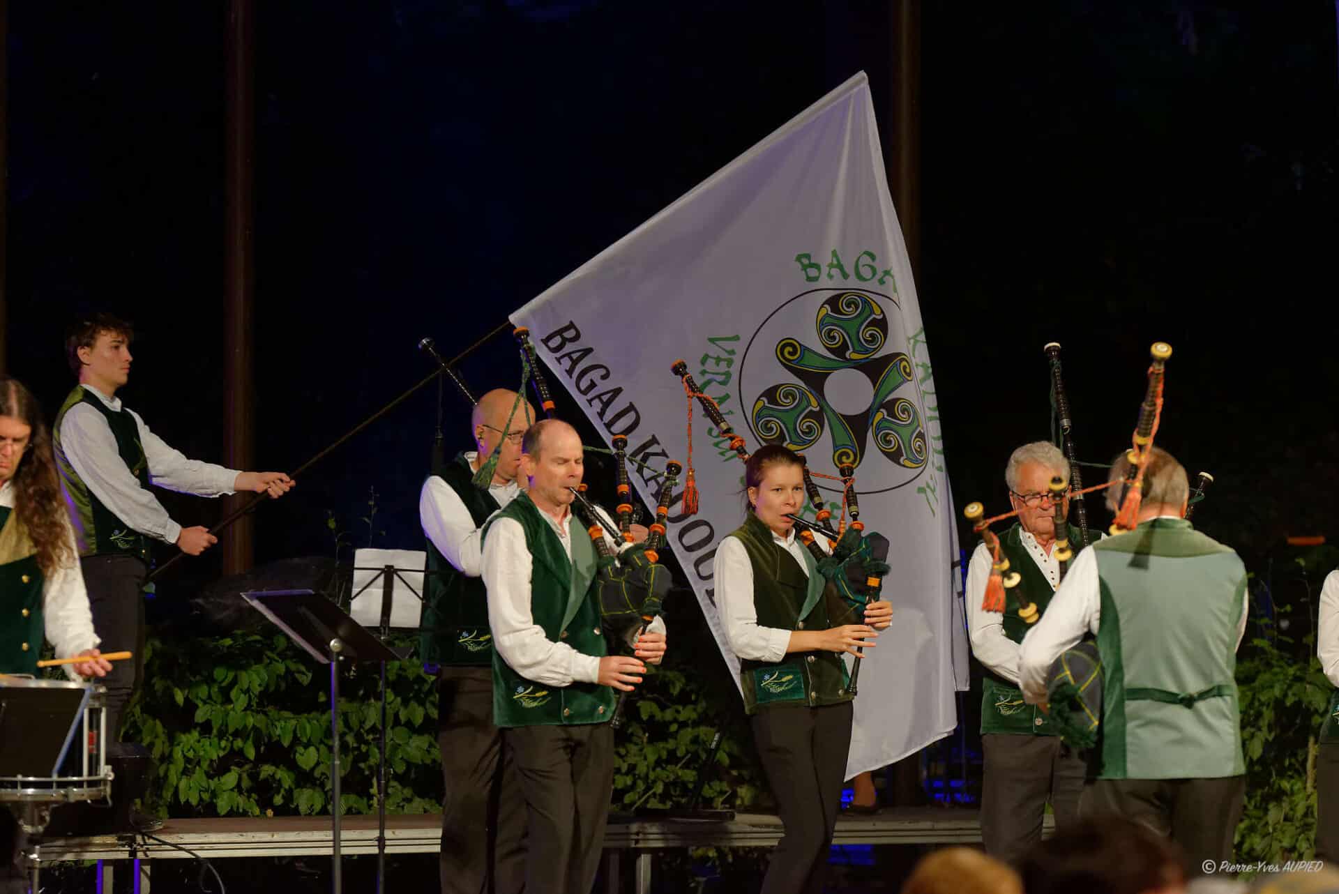 Le Bagad Kadoudal de Vern sur Seiche lors de la seconde soirée des. Mercredis du Thabor le 9 Juillet 2025 à Rennes