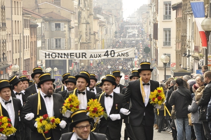 Vague des conscrits des conscrits de la 6 Rue Nationale à Villefranche sur Saône Villefranche-sur-Saône