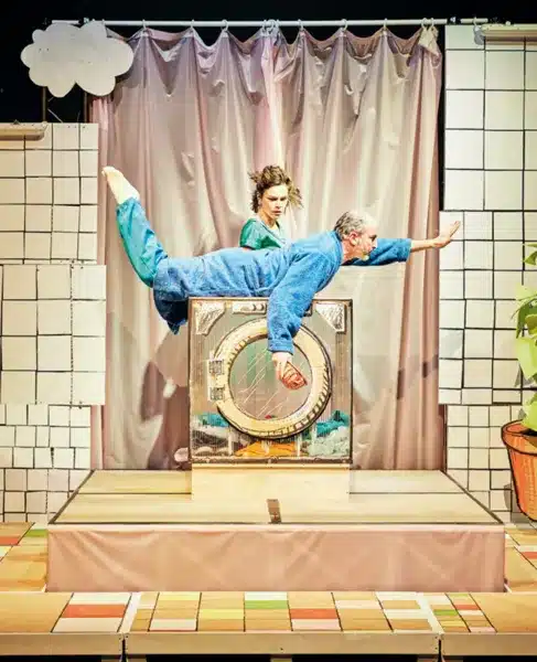 Théâtre de la Maison du Peuple Derrière le hublot se cache parfois du linge