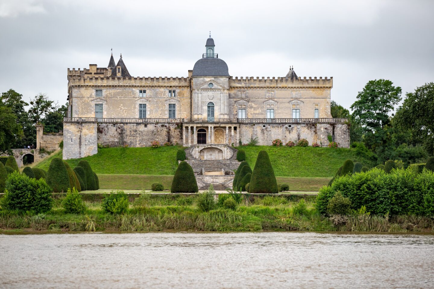 Iconiques à vélo: le château de Vayres Libourne Nouvelle-Aquitaine Iconiques à vélo: le château de Vayres Libourne Nouvelle-Aquitaine