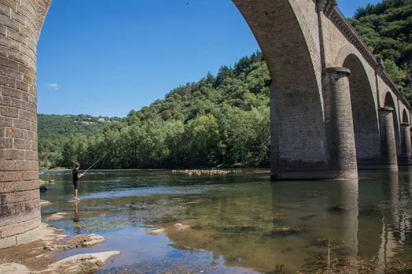 Le Tarn au pont des Hirondelles ou pont de Girbes (lâchers de truites) Réquista Occitanie