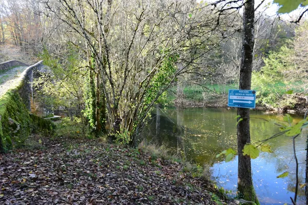L'Aveyron à Compolibat (lâchers de truites) Compolibat Occitanie