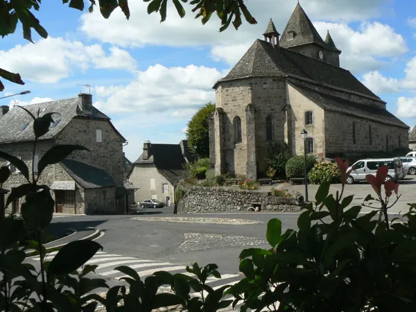 Cyclotourisme Circuit Vers les contreforts du Cantal Mur-de-Barrez Occitanie