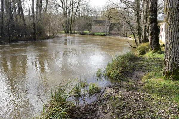 L'Aveyron à Laissac (lâchers de truites) Laissac-Sévérac l'Église Occitanie