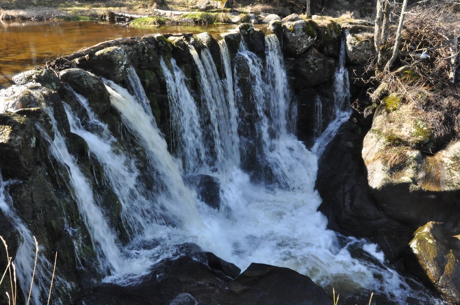 LAC DE NAUSSAC LA CASCADE DU DONOZAU Naussac-Fontanes Occitanie