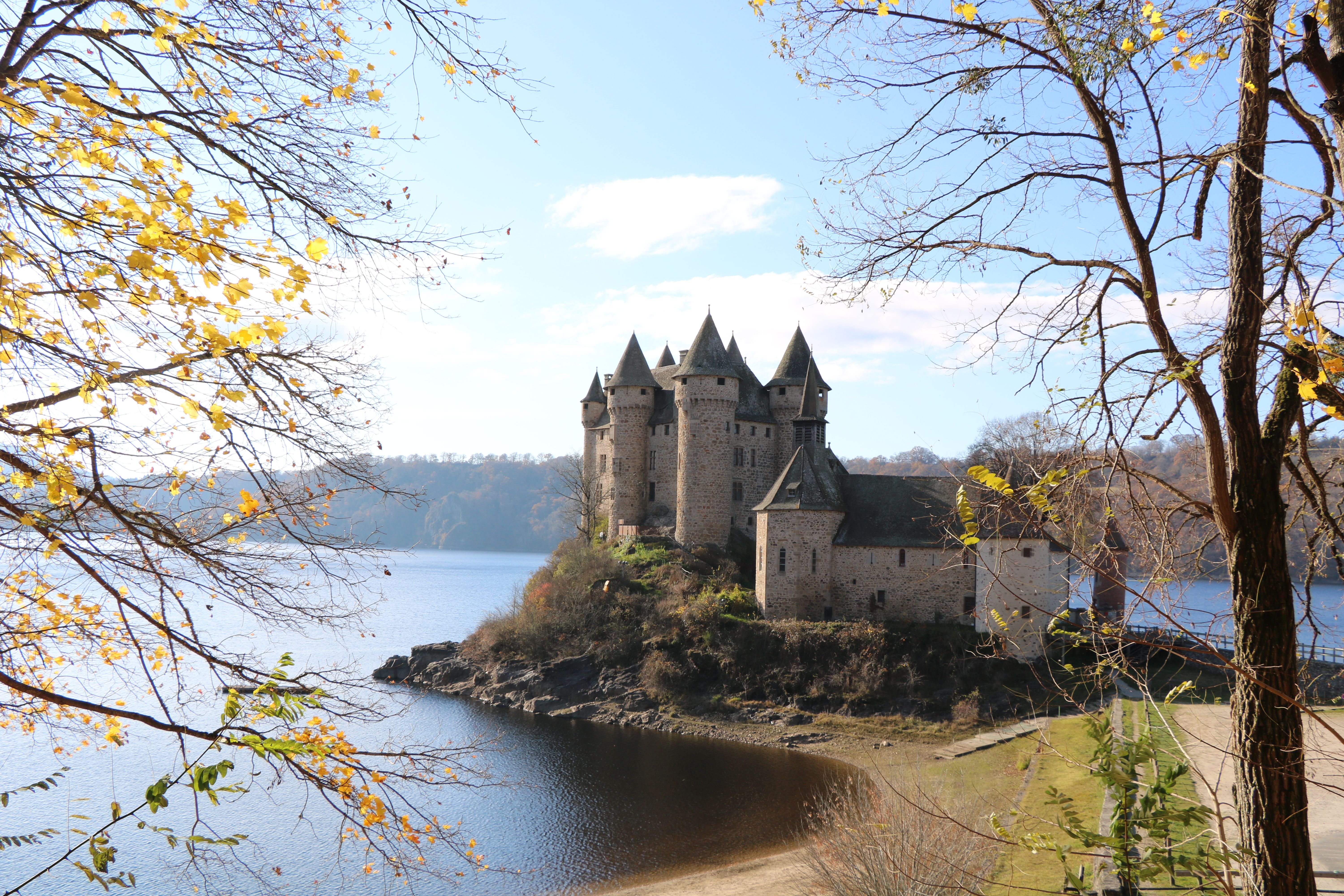 Du barrage au château de Val par l'Itinérêve 10 km Bort-les-Orgues Nouvelle-Aquitaine