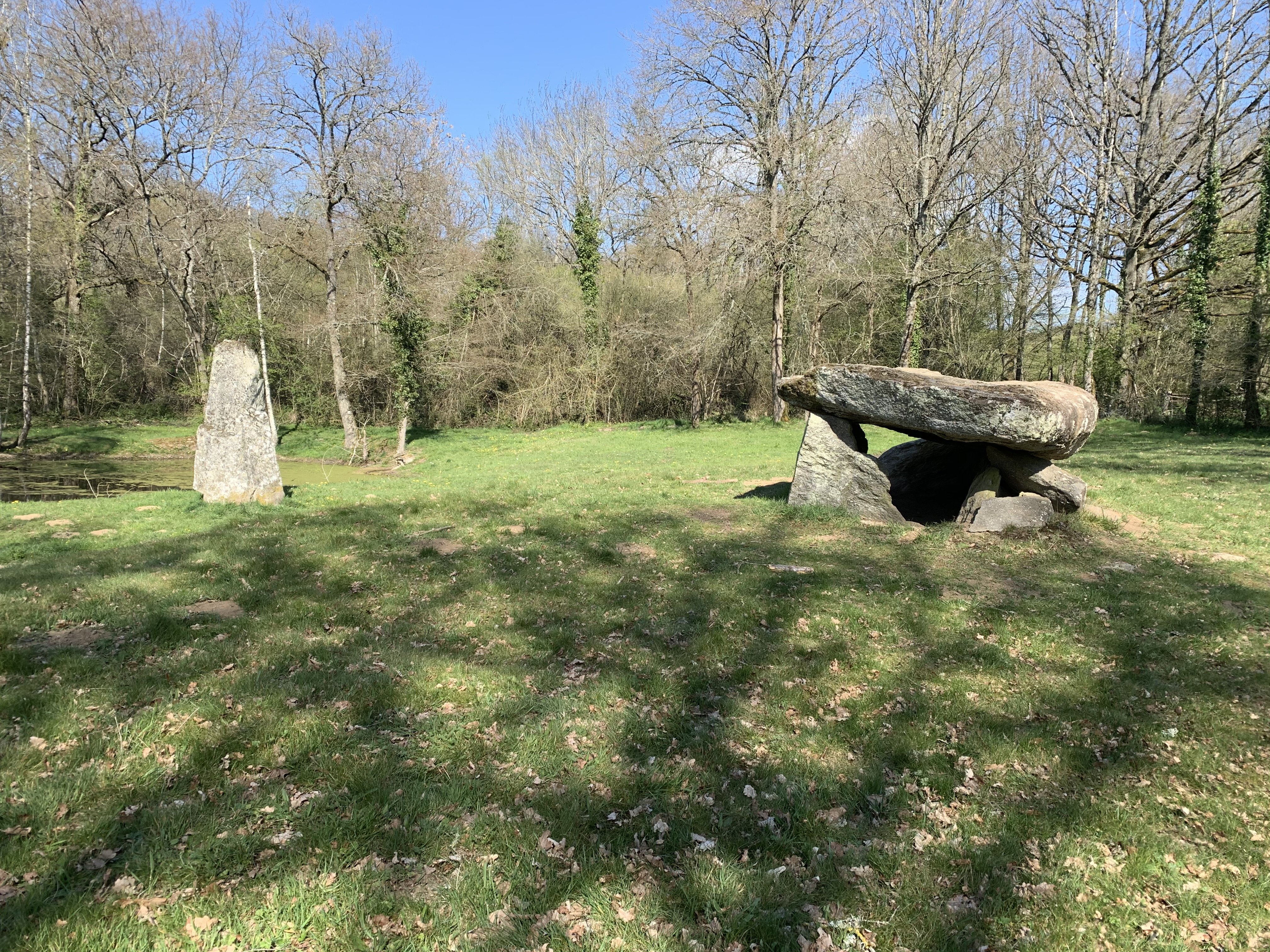 Dolmen et menhir Vigeville Nouvelle-Aquitaine