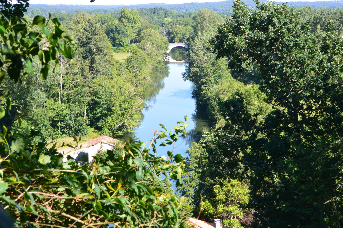 Pêcher sur la Dronne aval en bateau Parcoul La Roche Chalais en canoë ou barque sur le biefs Parcoul-Chenaud Nouvelle-Aquitaine